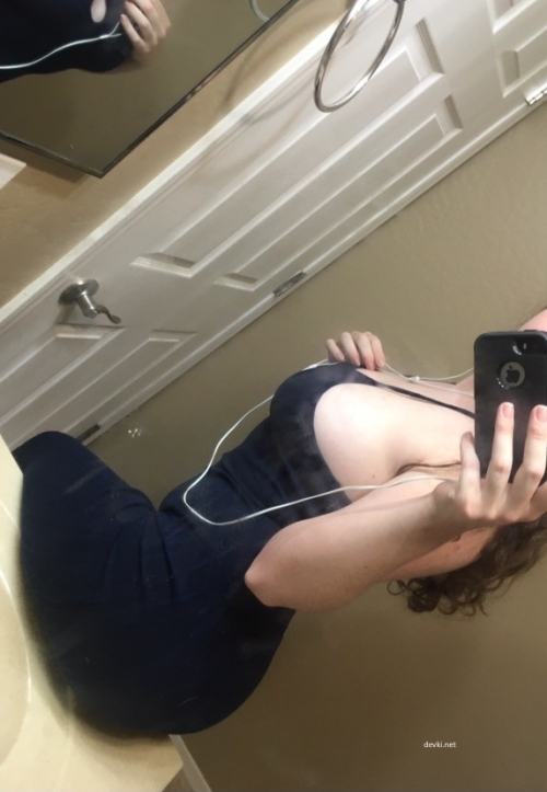 Sexy Bathroom Selfies and Seductive Bed Poses