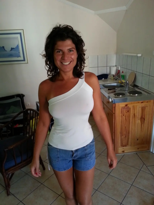 Hot MILF flaunts her sexy tan on naked body