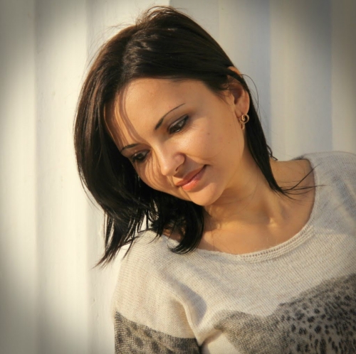 Cute Babe and Her Modest Selfies: Explicit Teenage Girl Poses for Camera