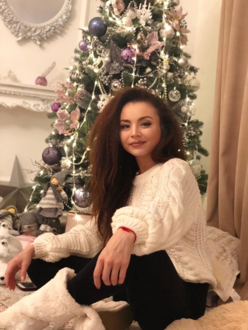 Naked Girl Poses Seductively for You