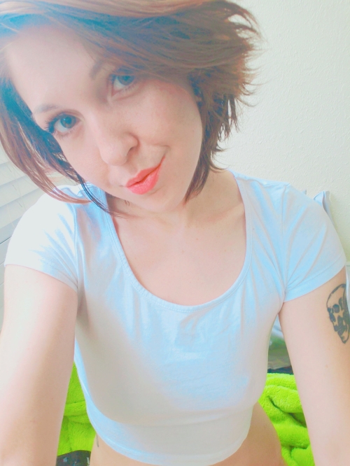 Naked babe shows off long legs and a juicy round ass