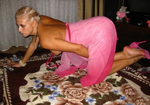 Busty blonde babe shows off her gorgeous naked body