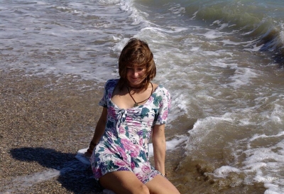 Девушка раздевается на пляже