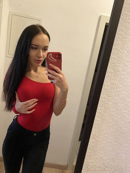 Fit Girl Takes Nude Selfies: Explicit Skinny Babe Pics