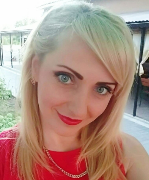 Seductive Blonde Reveals Intimate Area in Explicit Display