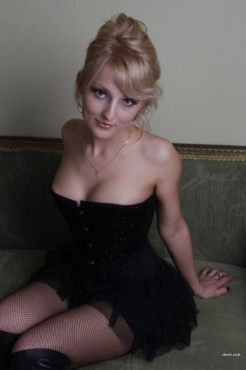 Hot Mature Woman in Lingerie - Seductive MILF Shows Off Her Sexy Body