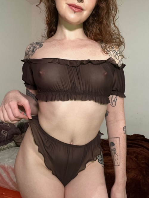 Seductive Redhead Lady Takes Explicit Selfie