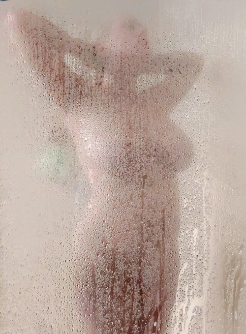 Provocative Blonde Bombshell: Sensational Photoshoot with Stunning Model