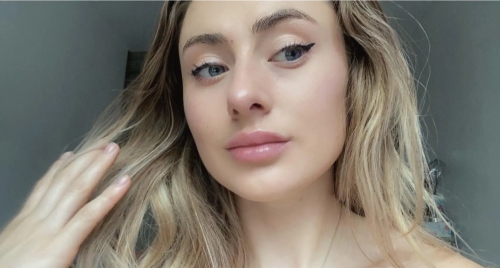 Blonde Selfie Queen: Explicitly Hot Russian Babe Showing Off