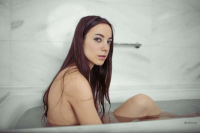 Девушка в ванной показывает свои прелести