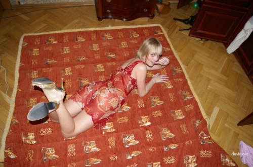 Hot Wife Exposes Naked Ass for All to See - Explicit Photo