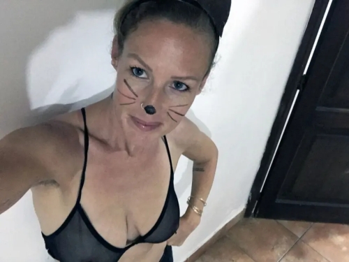 Mature Cat Poses Nude: Explicit Feline Photoshoot