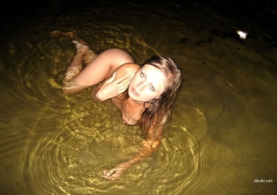 Голая девушка купается ночью в речке