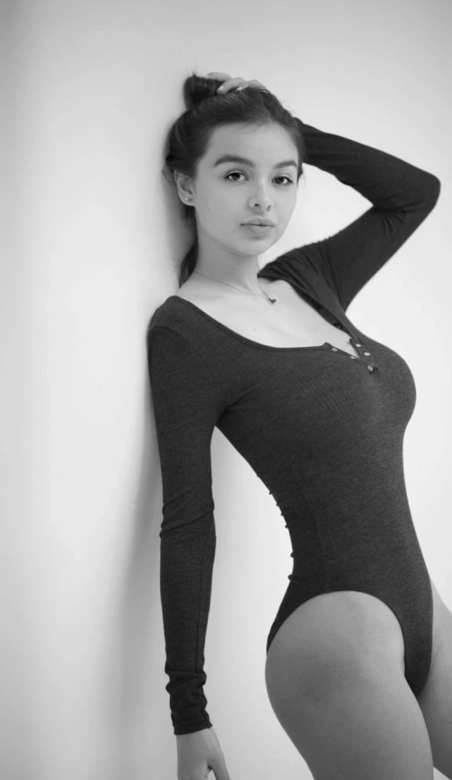 Hot Babe of the Day - Sophie Mad Shows Off Her Sexy Curves