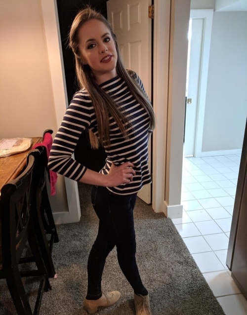 Curvy young wife from Tennessee showing off her hot body