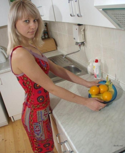 Домашняя эротика девки на кухне
