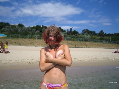 Обожает демонстрировать свою грудь на пляже