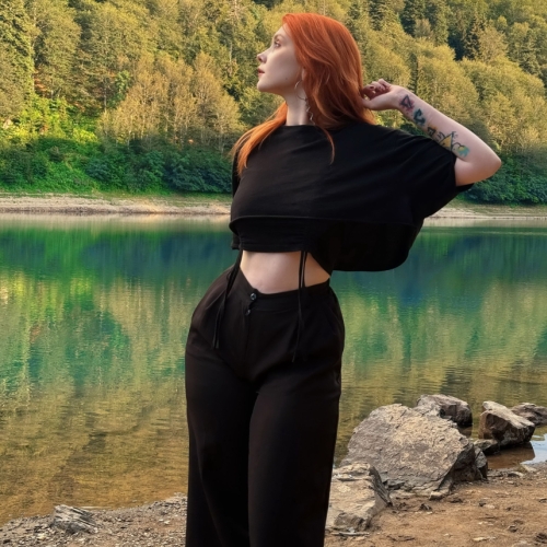 Sexy Redhead Woman Poses Nude in Stunning Display