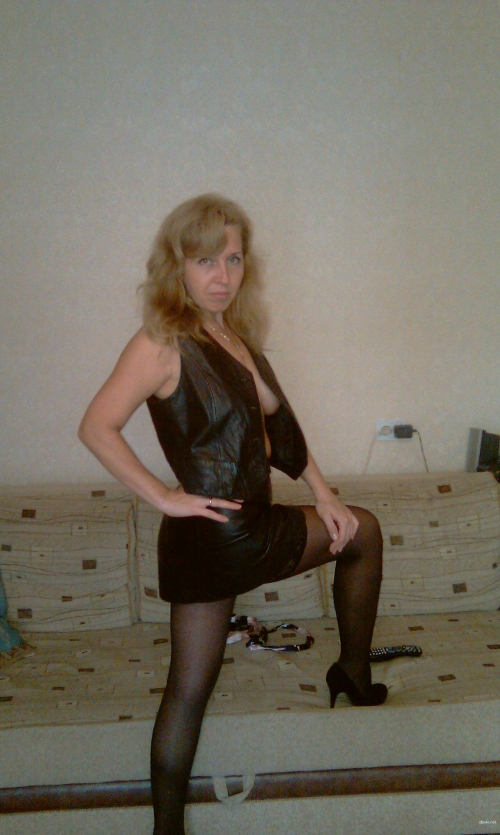 Skinning Fetish: Explicit Leather Dressing Session