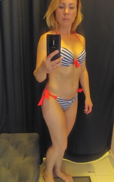 Sexy mommy takes a selfie in the fitting room