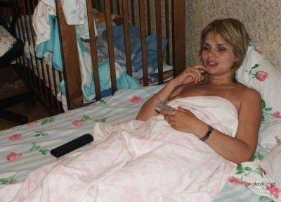 Голая молодая мамочка на кровати