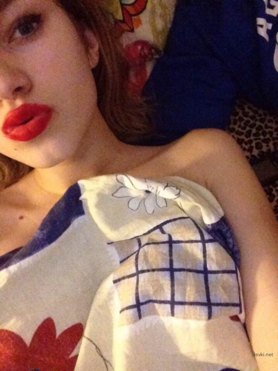 Curvy girlfriend takes intimate selfies