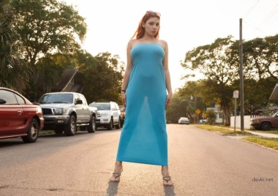 Девушка с большой грудью гуляет по улице без нижнего белья