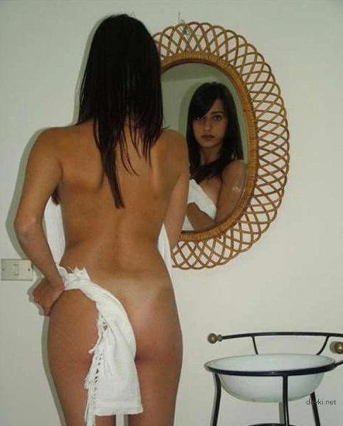 Private Photo of a Bootylicious Chick: Explicit Ass Shot