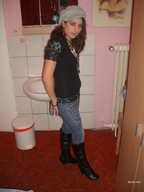 Arab girl shows pussy in explicit photo