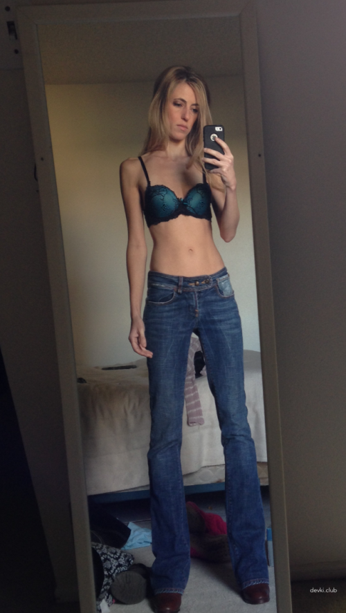 Hot Busty Babe's Leggy Selfie - Explicit Photo of a Sexy Bombshell