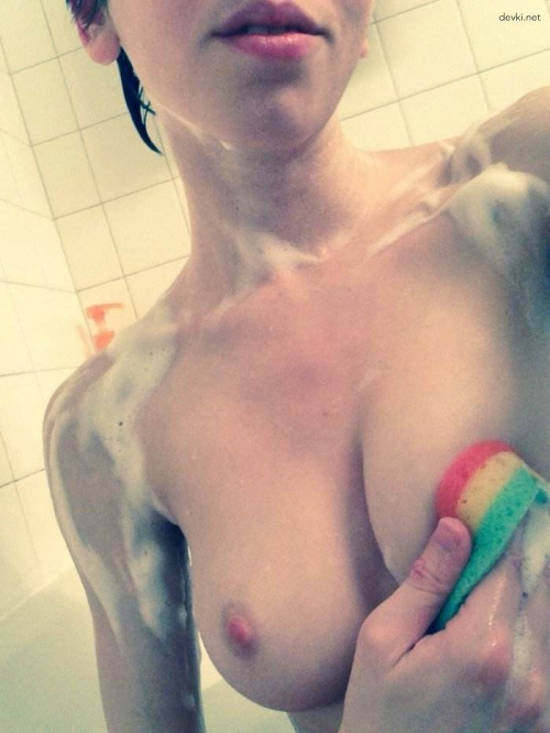 Bald Pussy on Display: Taking a Bath and Showing Off Shaved Kitty