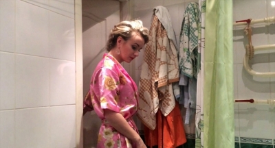 Шикарная женщина с шампанским в ванне