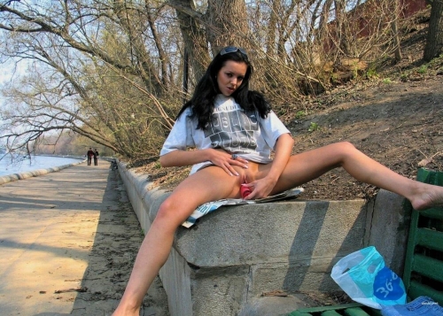 Naughty babe fucks herself in the park - Solo outdoor masturbation