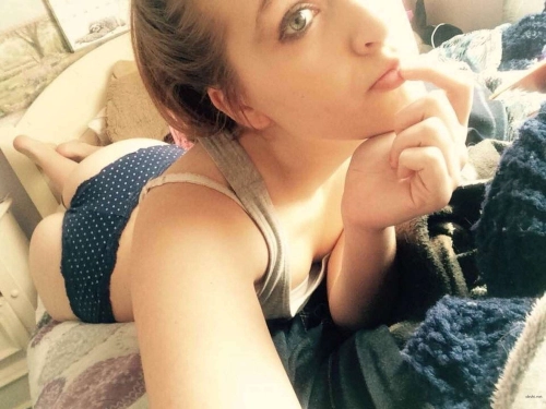 Explicit Teen Selfies: Seductive Girl in Erotic Pose