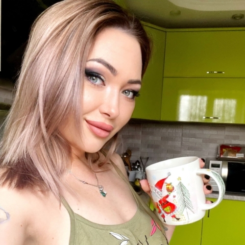 Naked MILF in Intimate Amateur Erotic Photos: Hot Body and Seductive Poses