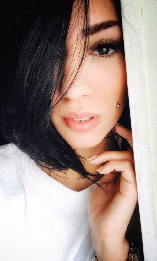 Hot Pussy Exposes Boobs in Explicit Photo Shoot