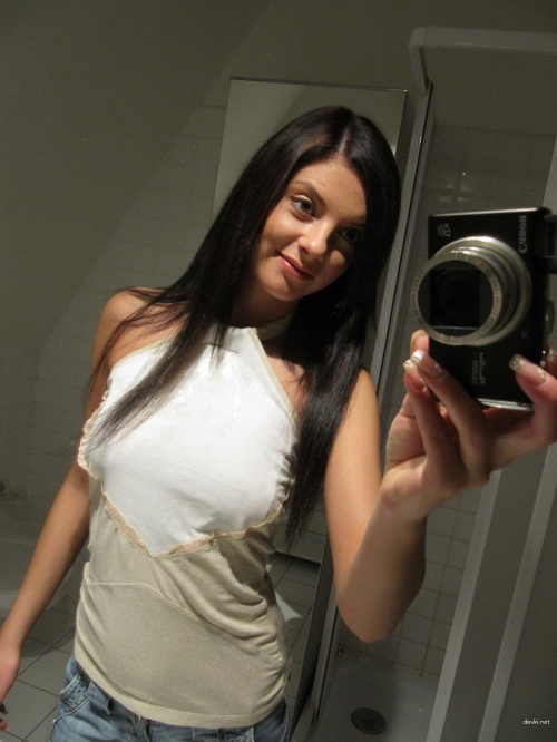 Sexy Brunette Beauty Exudes Seductive Charm in Stunning Photoshoot