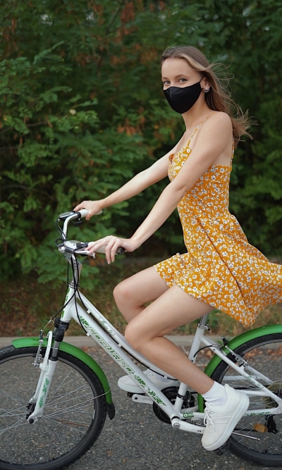 Девушка катается на велосипеде без трусиков