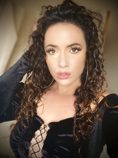 Naked cutie taking hot homemade selfies 18+