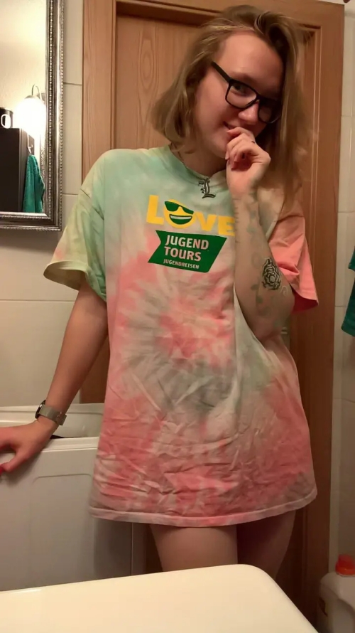 Boyfriend snaps pic of girlfriend's pussy then gets blowjob