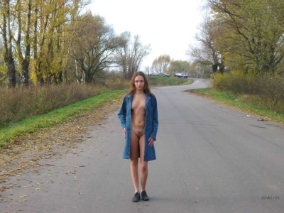 Девушка ходит голая по улице