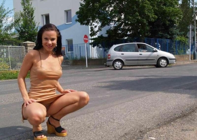 Девушка с классной попой гуляет голышом по улице