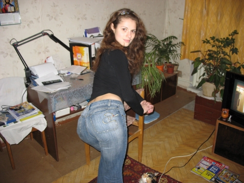 Sexy Russian Ass: Hot Amateur Booty in Thong - Exclusive Photo