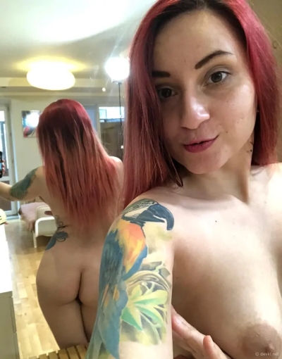 Рыжая с красивыми сиськами и сексуальными татуировками