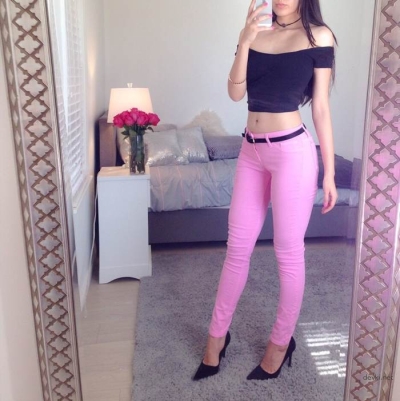 Шикарная девочка в розовых джинсах