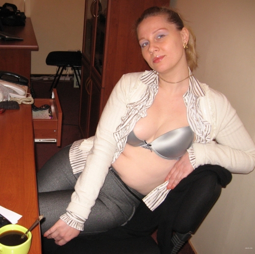 Naked Woman at Work: Explicit Office Exposure Caught on Camera