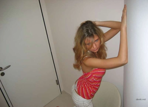 Girl satisfies herself with toys: Explicit solo masturbation show!