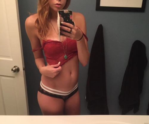 Curvy amateur girl posing naked with zero shame