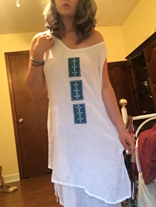 Curvy babe takes off dress to reveal hairy pussy