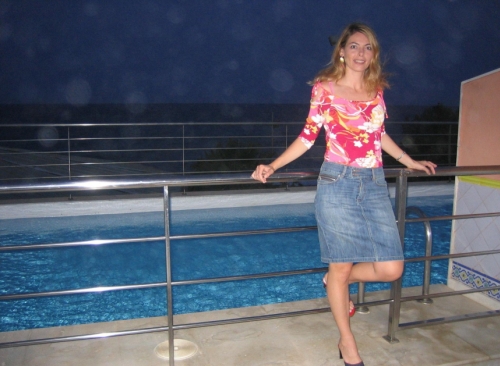 Sexy woman on vacation spreads her pussy wide on bed